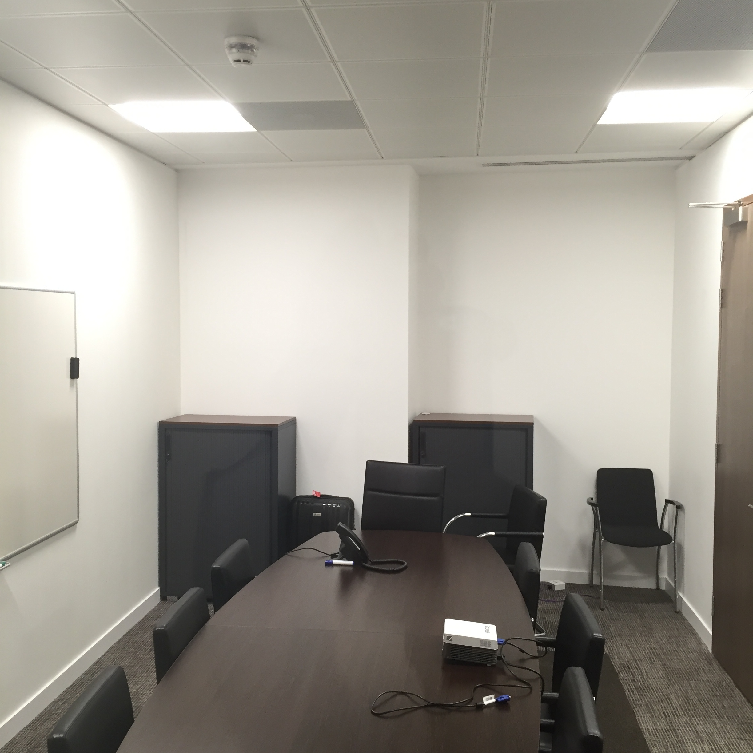 Desks for 6 people available at the Bank, London