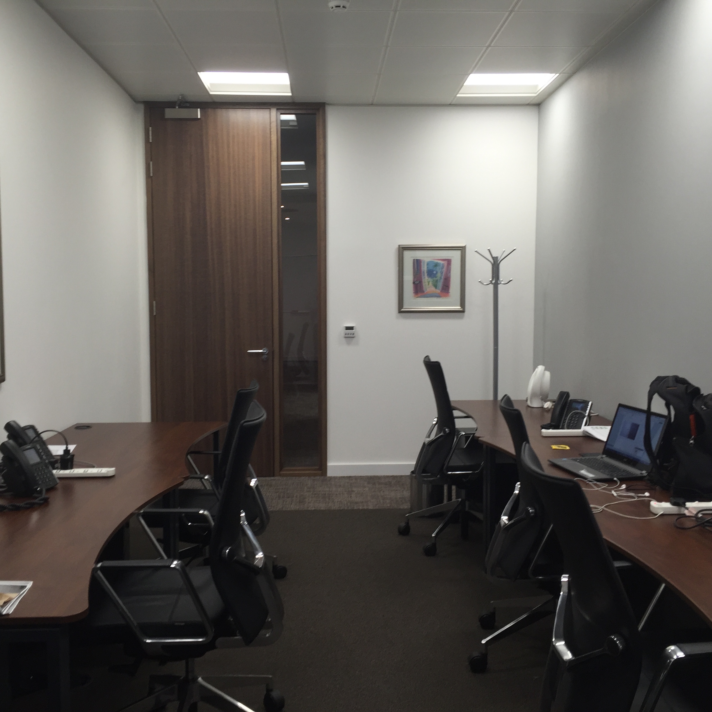 Desks for 6 people available at the Bank, London