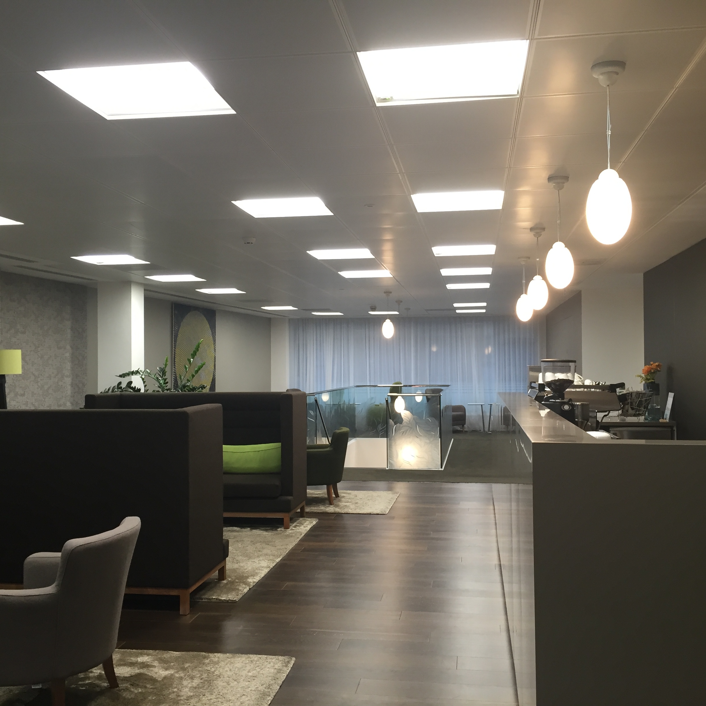 Desks for 6 people available at the Bank, London