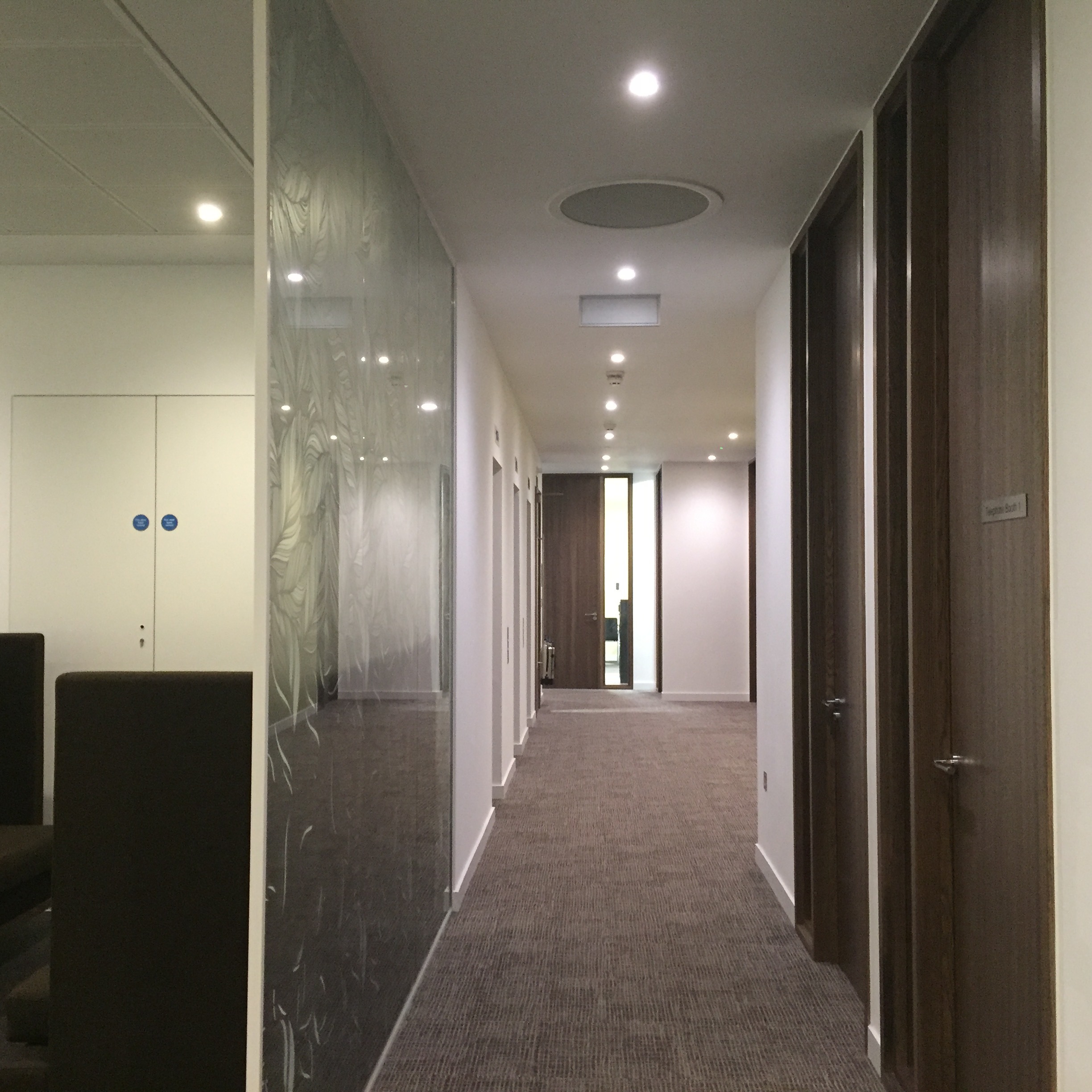 Desks for 6 people available at the Bank, London