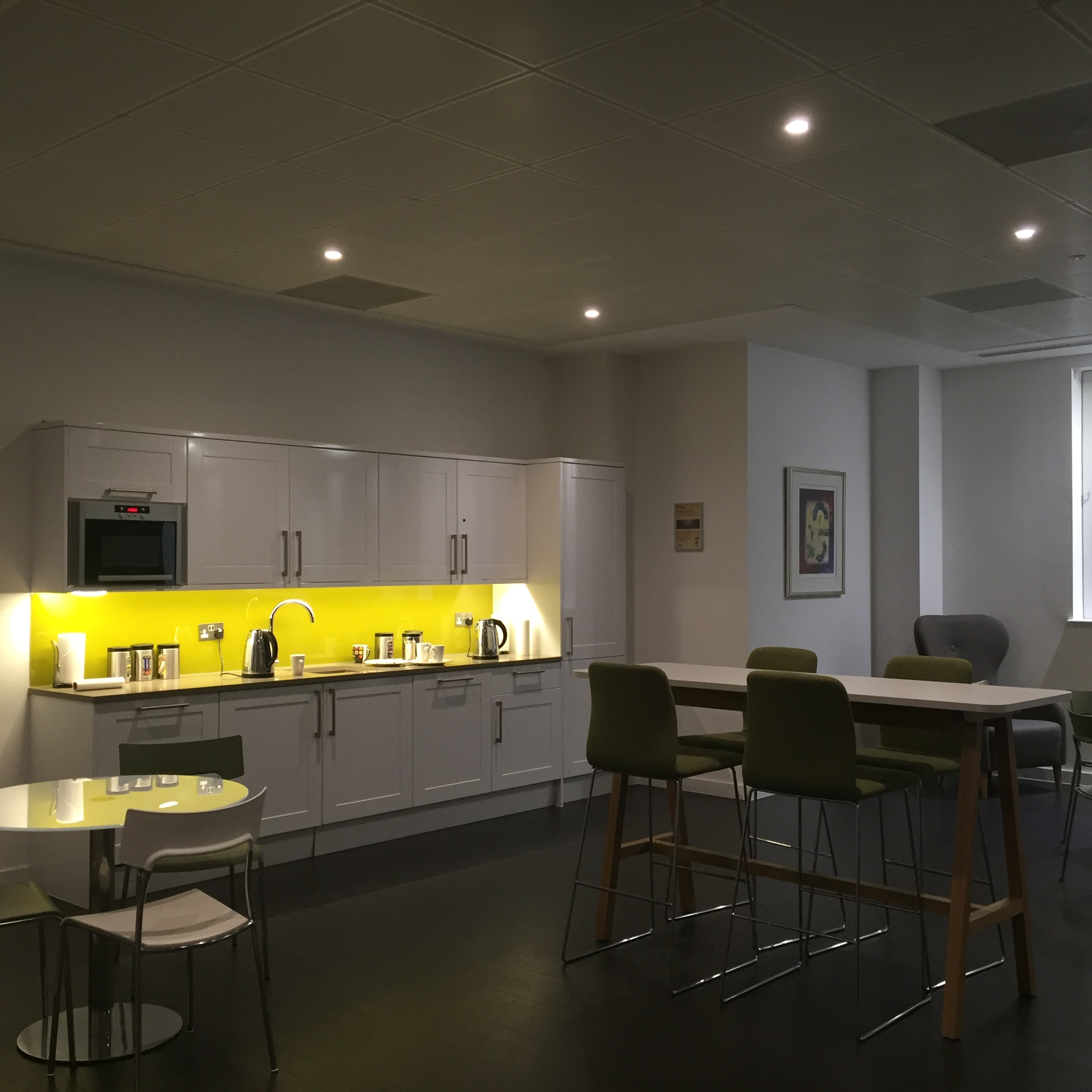 Desks for 6 people available at the Bank, London