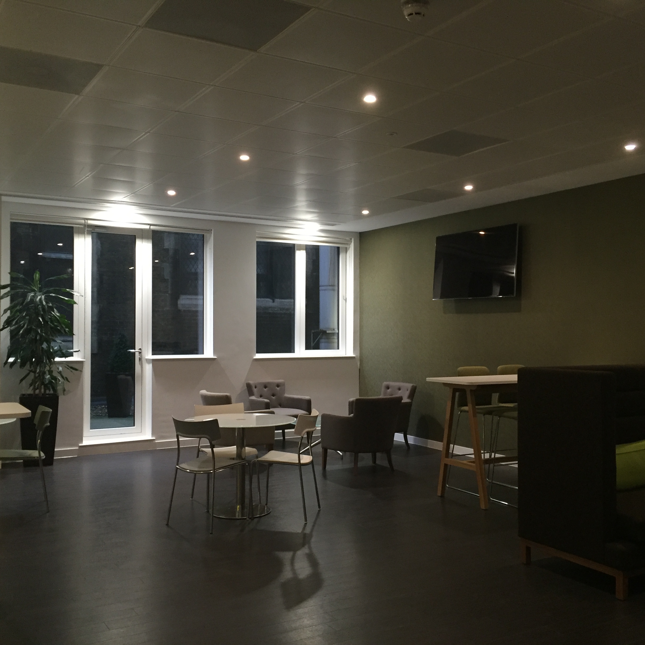 Desks for 6 people available at the Bank, London