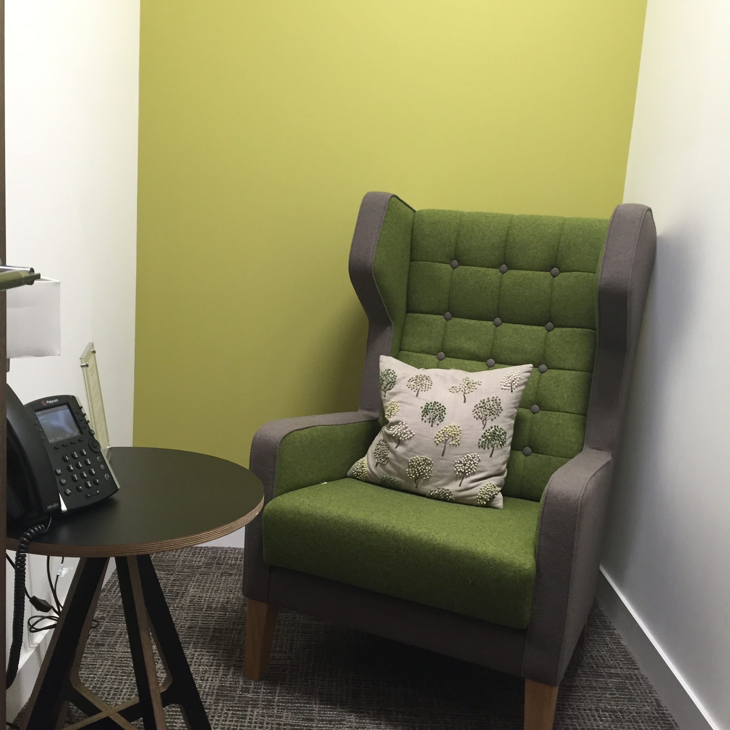 Desks for 6 people available at the Bank, London