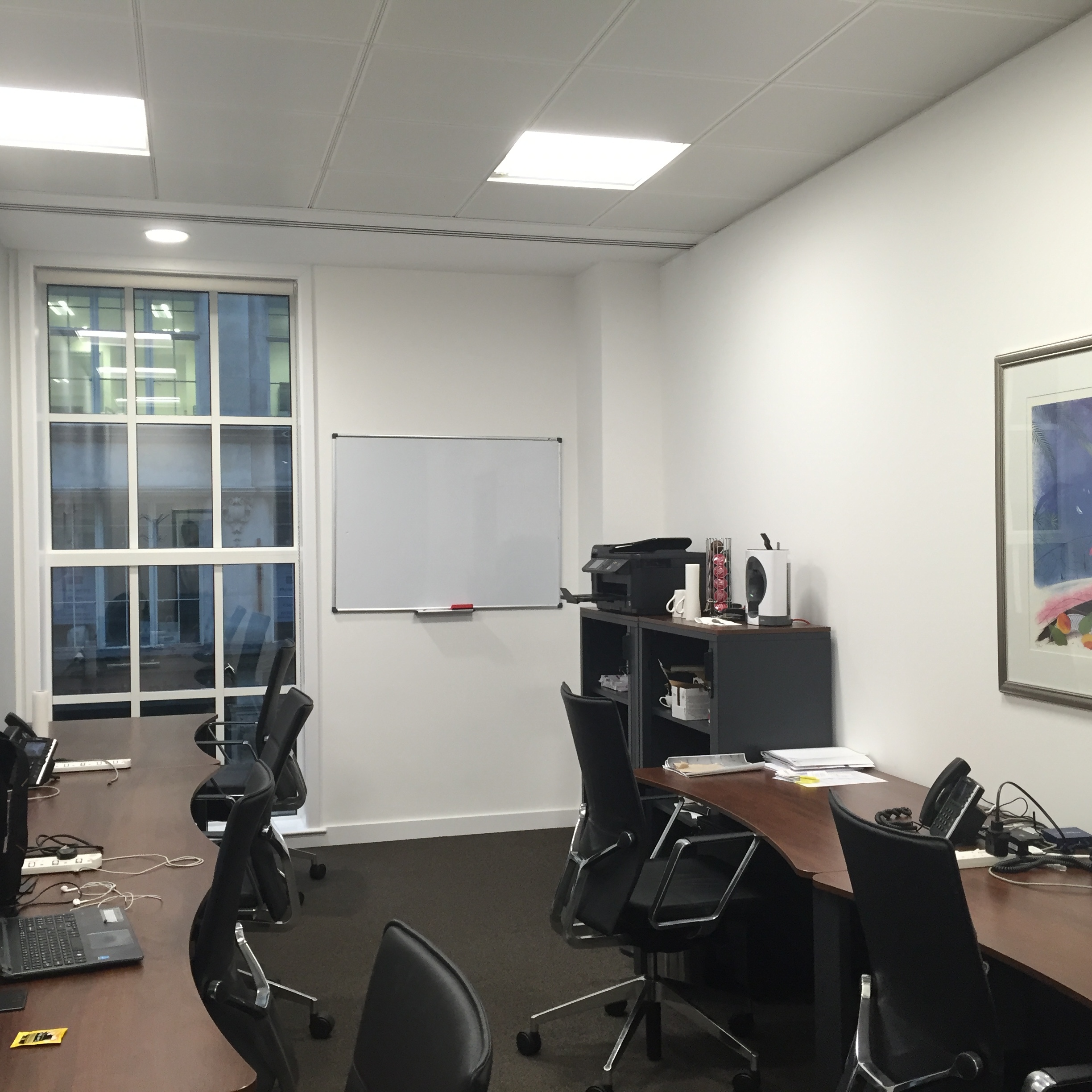Desks for 6 people available at the Bank, London