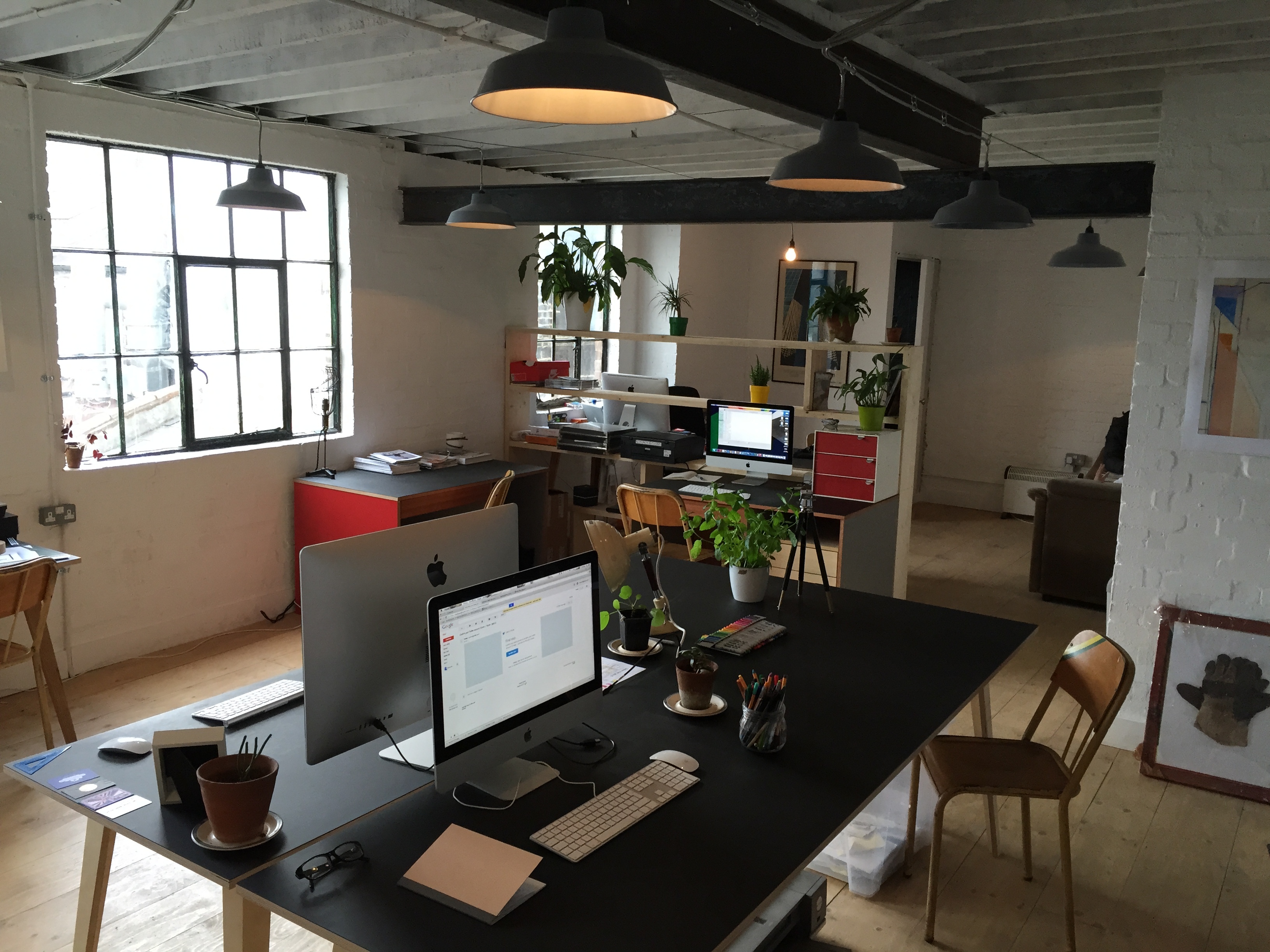 2 desks available in chilled out studio