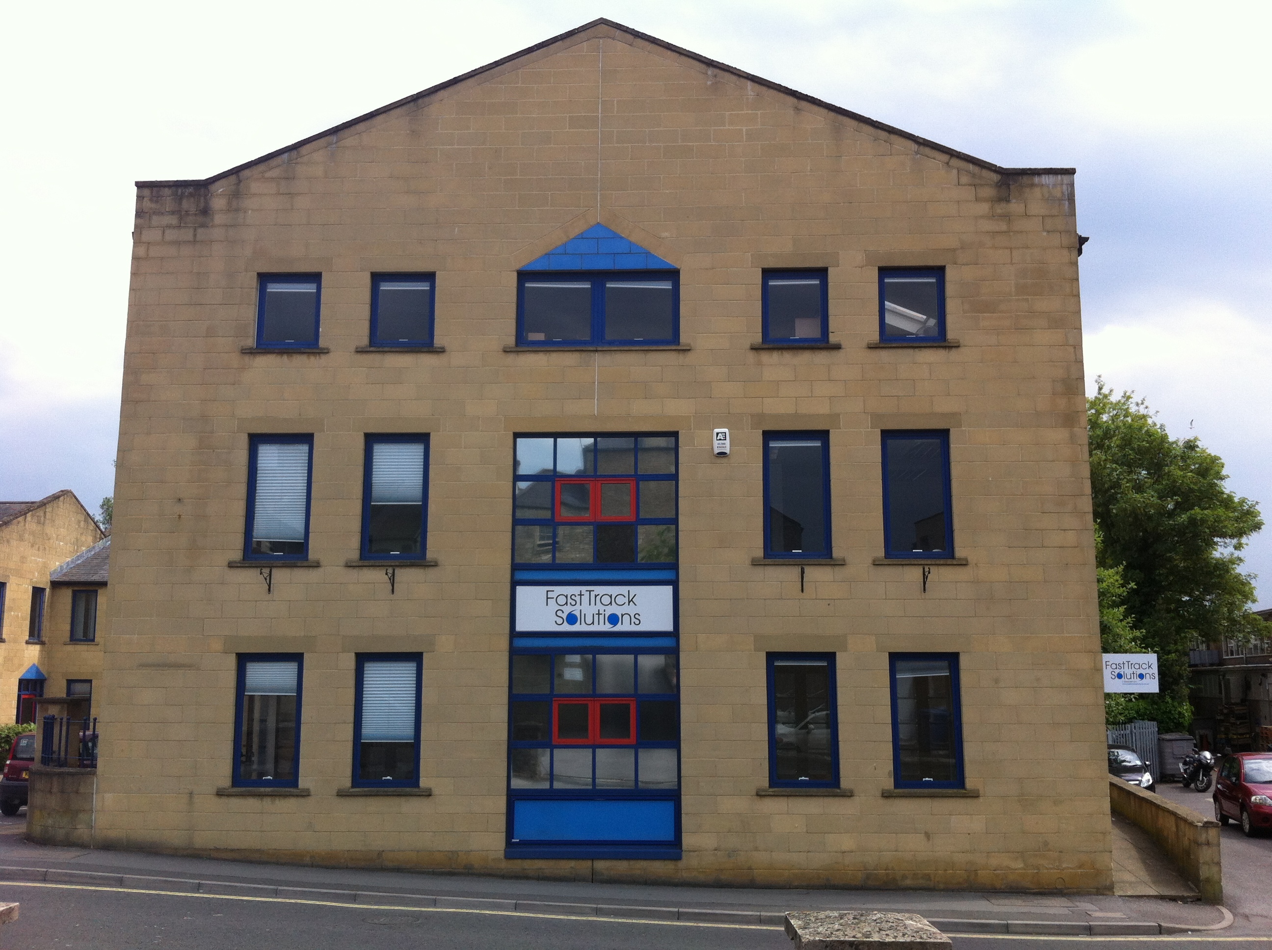 Desk space for professionals within small, smartly presented, self contained ground floor unit