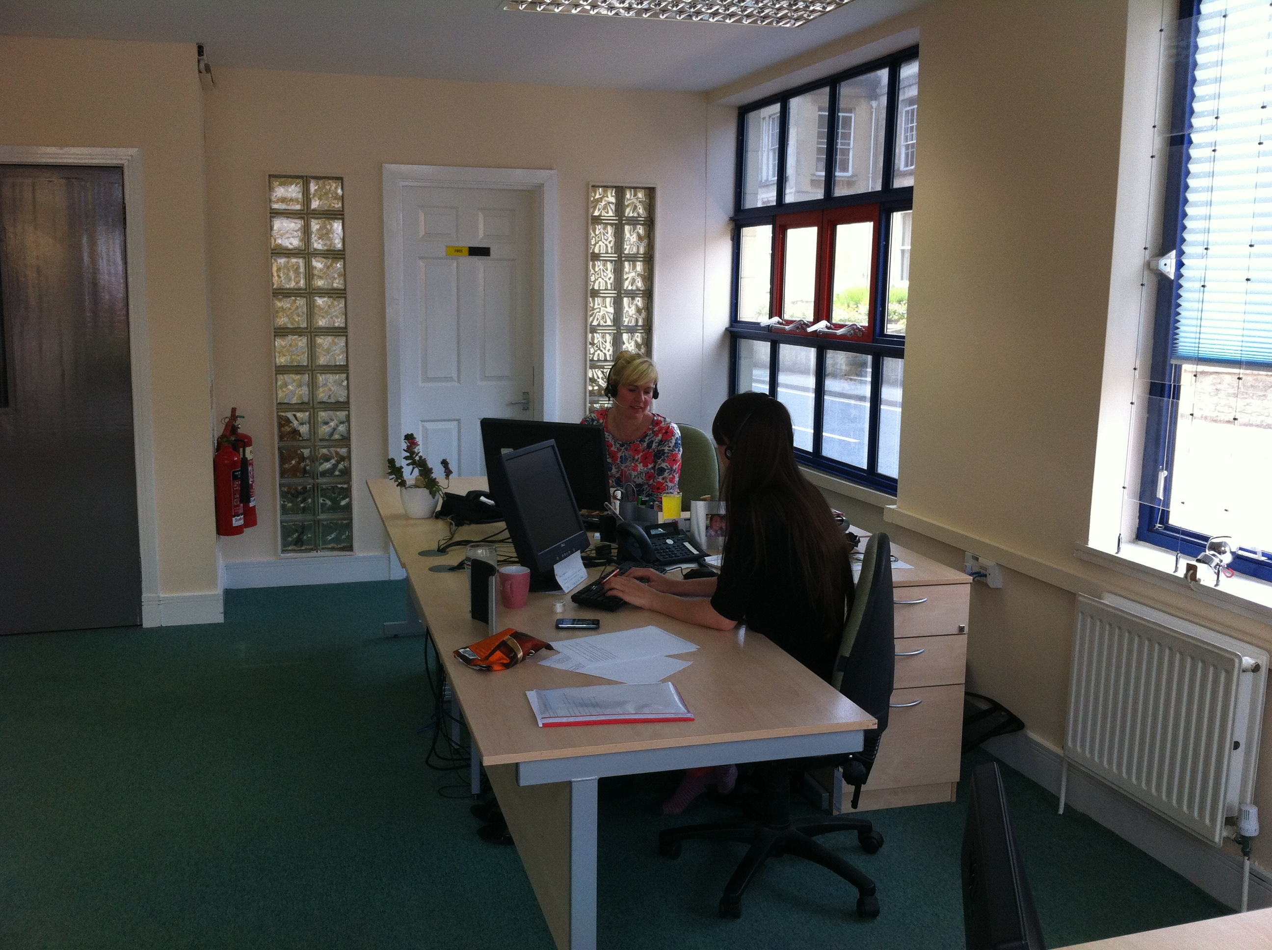 Desk space for professionals within small, smartly presented, self contained ground floor unit