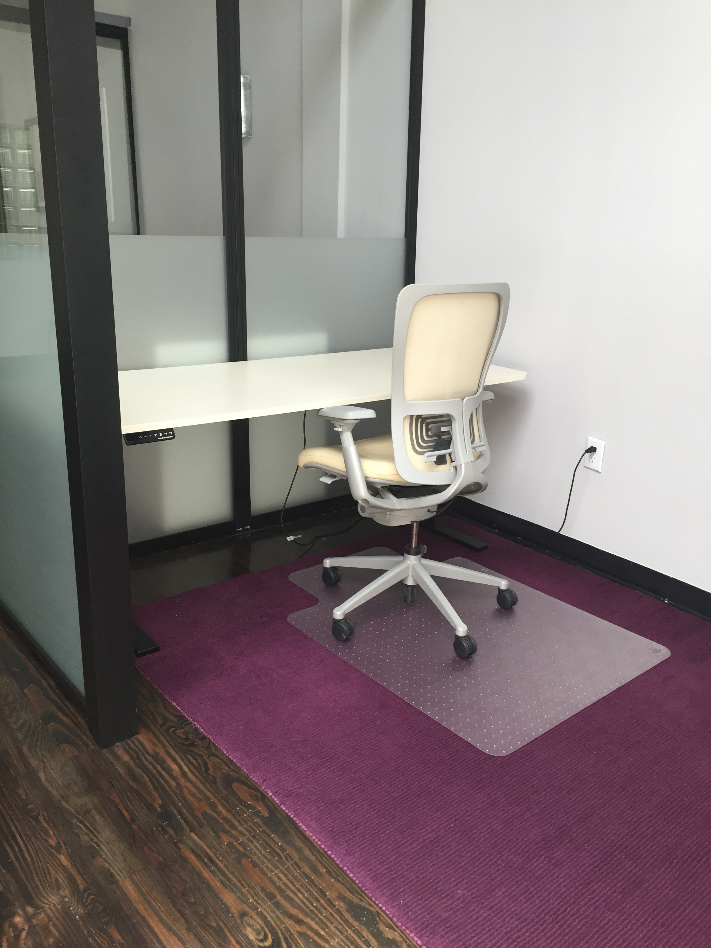 Semi-Private cube space with Autonomous Desk 