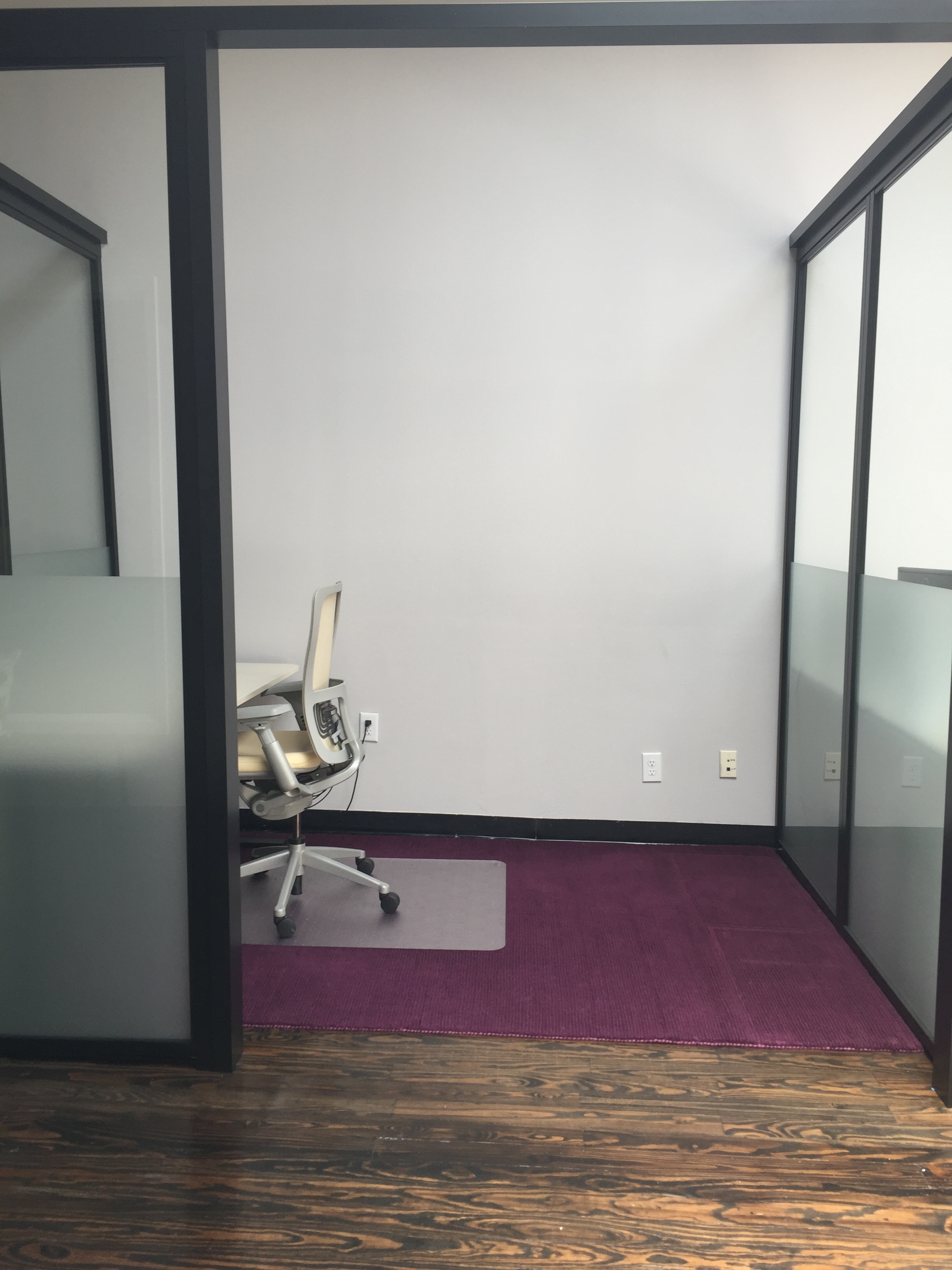 Semi-Private cube space with Autonomous Desk 
