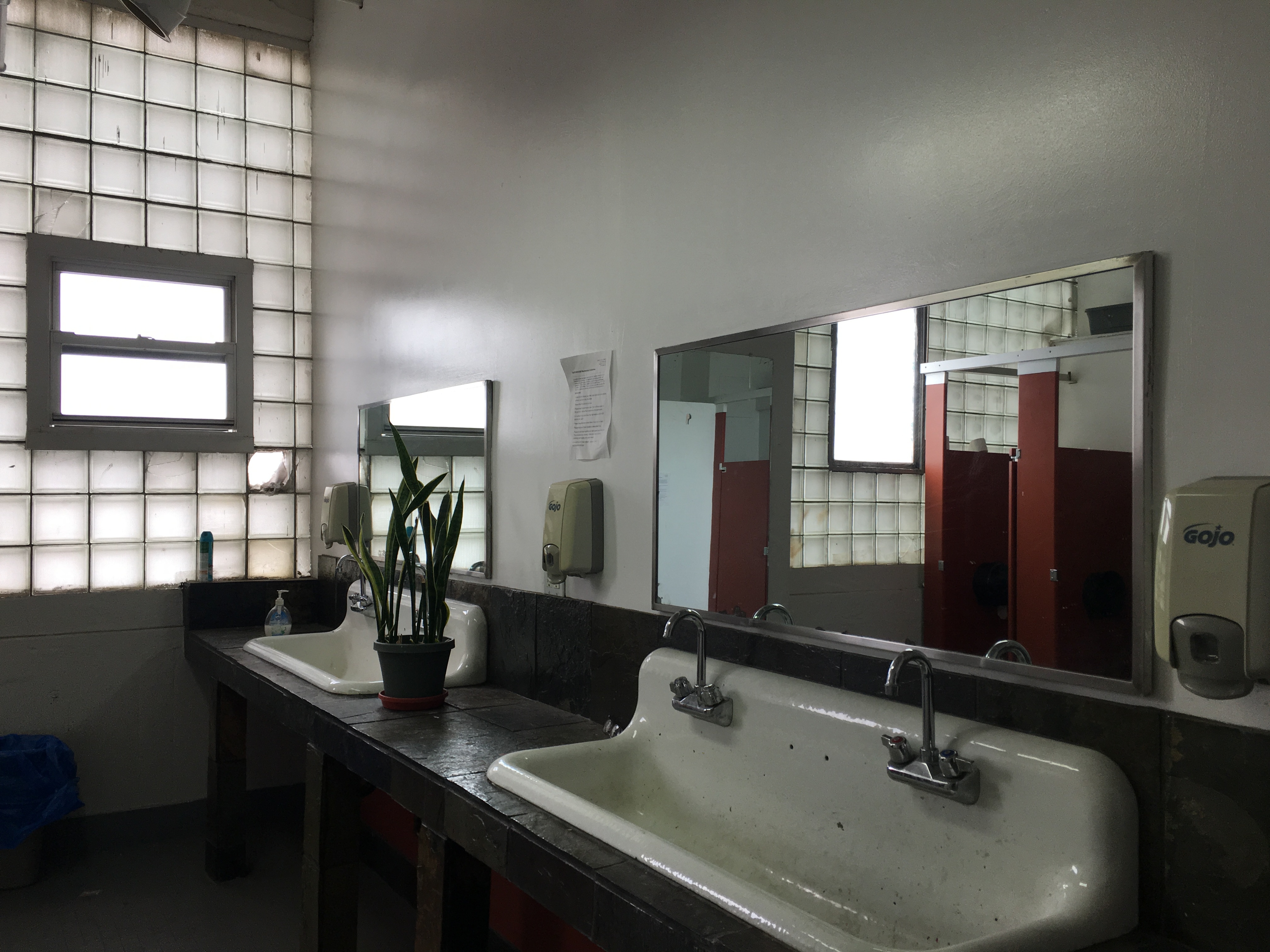 Light & Airy Art Studio With WiFi & Amenities!