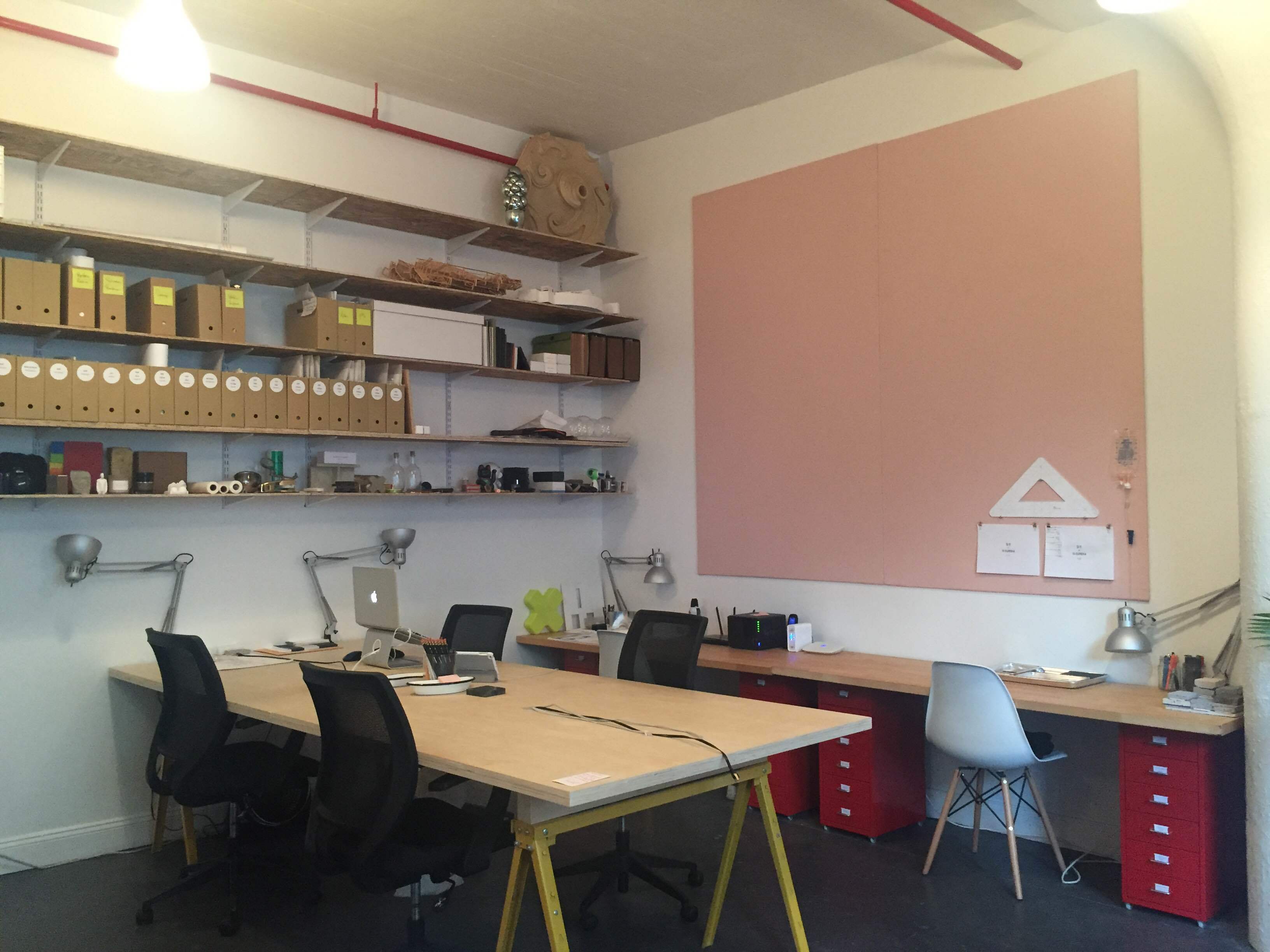 Desk space in a spacious, sunlit studio // Daily or Monthly