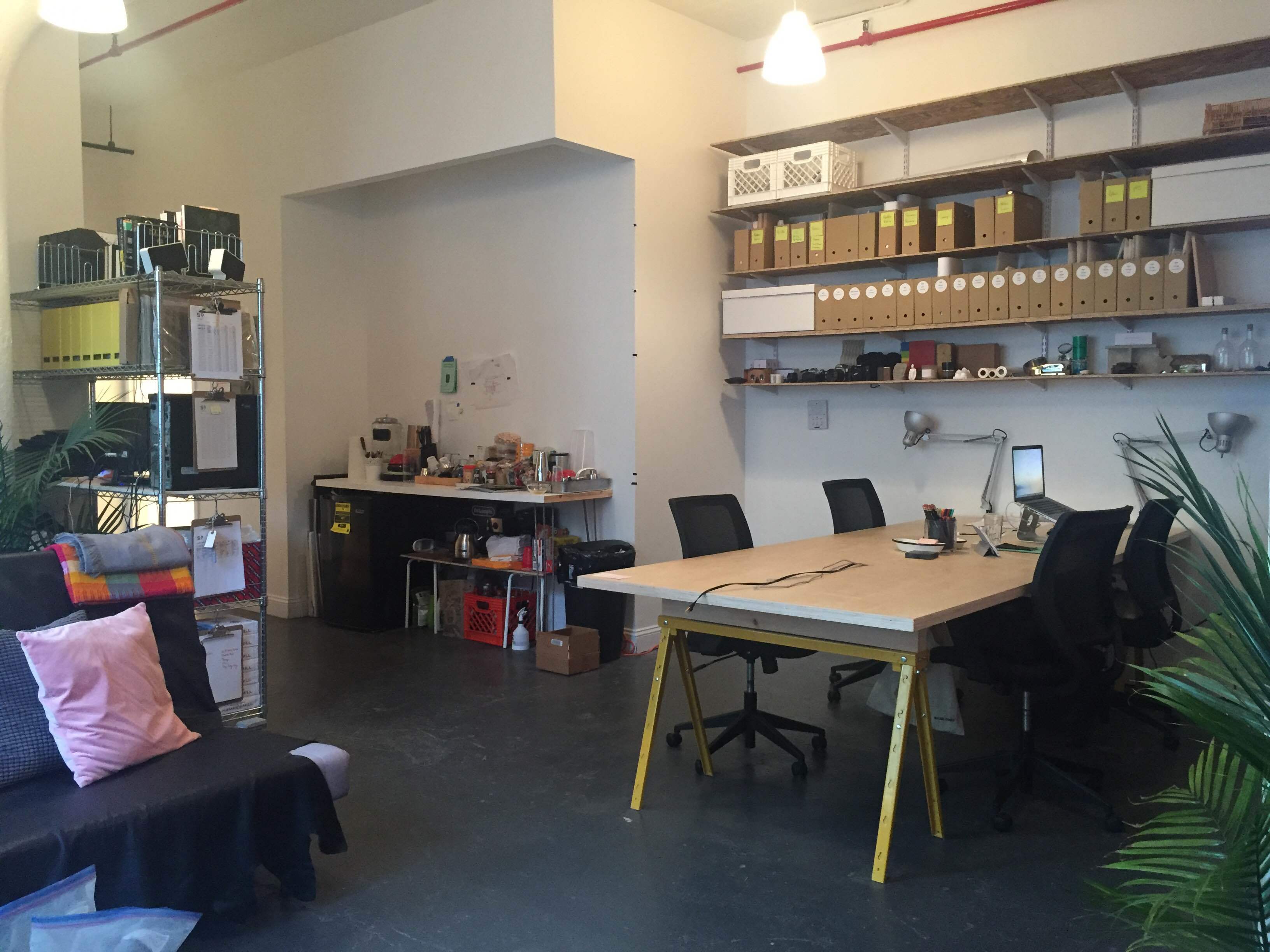 Desk space in a spacious, sunlit studio // Daily or Monthly