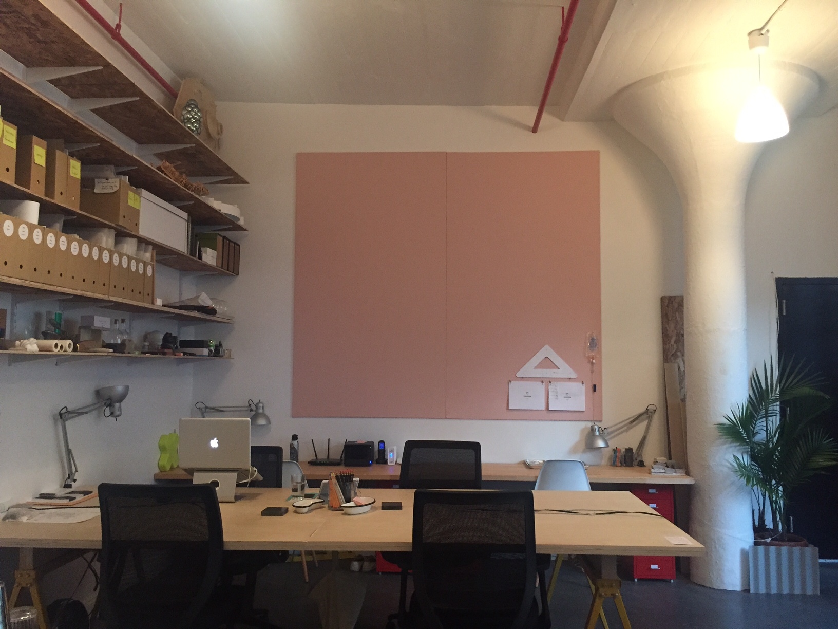 Desk space in a spacious, sunlit studio // Daily or Monthly