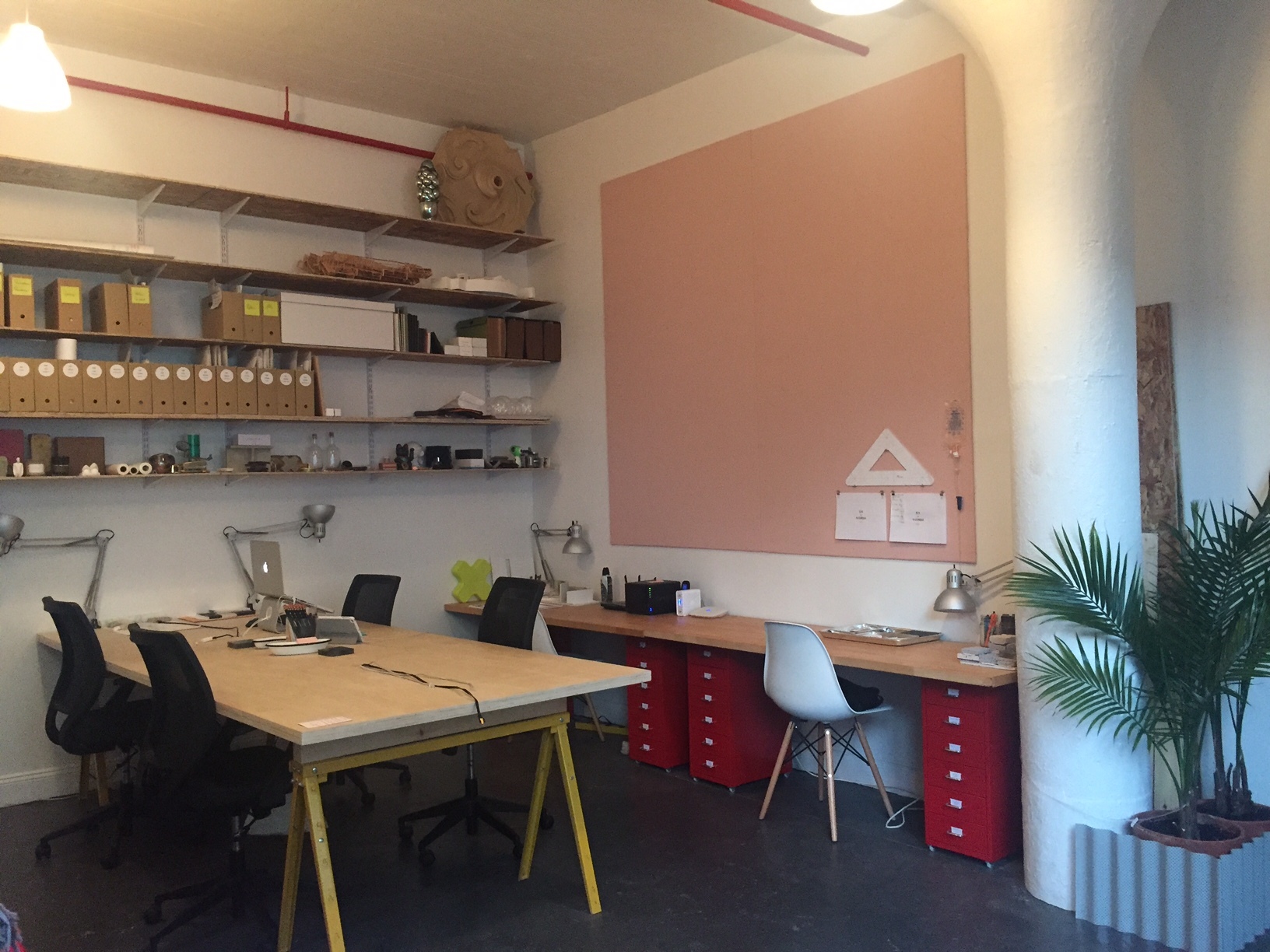 Desk space in a spacious, sunlit studio // Daily or Monthly