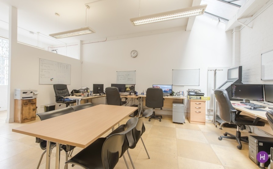 2x STUDIO FIXED DESK STOKE NEWINGTON 2x STUDIO FIXED DESK STOKE NEWINGTON