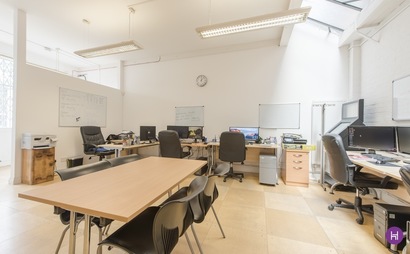 2x STUDIO FIXED DESK STOKE NEWINGTON 2x STUDIO FIXED DESK STOKE NEWINGTON