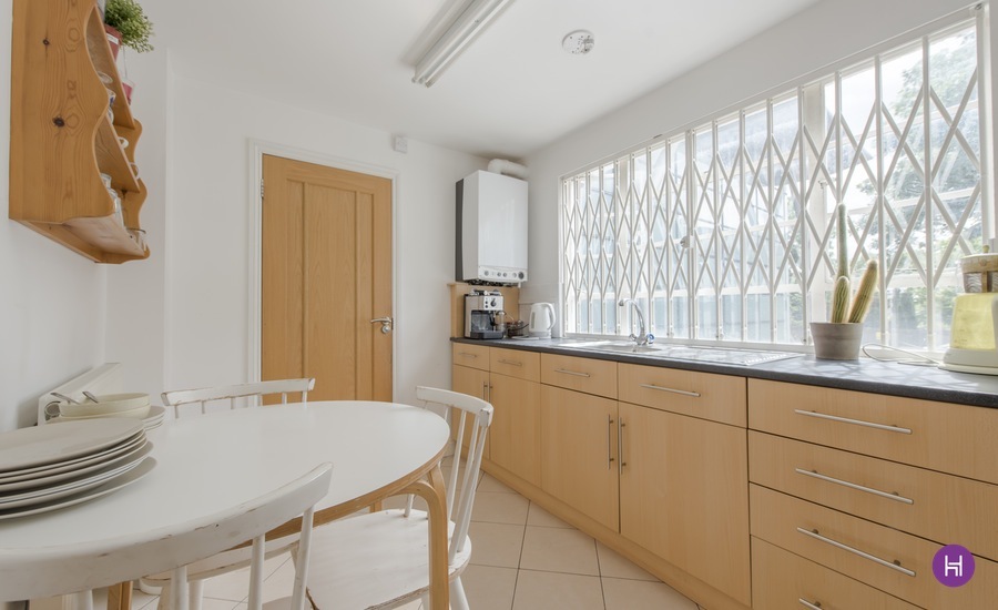 2x STUDIO FIXED DESK STOKE NEWINGTON 2x STUDIO FIXED DESK STOKE NEWINGTON