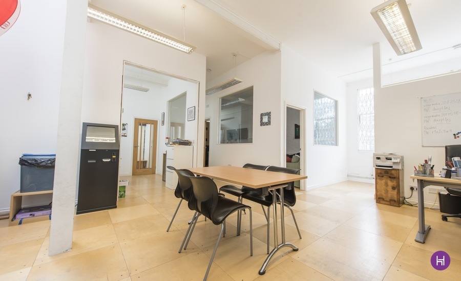 2x STUDIO FIXED DESK STOKE NEWINGTON 2x STUDIO FIXED DESK STOKE NEWINGTON