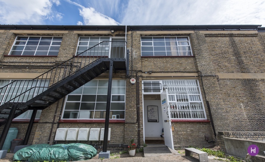 2x STUDIO FIXED DESK STOKE NEWINGTON 2x STUDIO FIXED DESK STOKE NEWINGTON