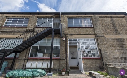 2x STUDIO FIXED DESK STOKE NEWINGTON 2x STUDIO FIXED DESK STOKE NEWINGTON