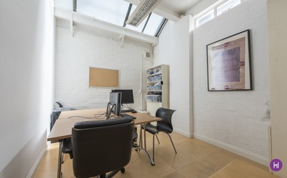 2x STUDIO FIXED DESK STOKE NEWINGTON 2x STUDIO FIXED DESK STOKE NEWINGTON