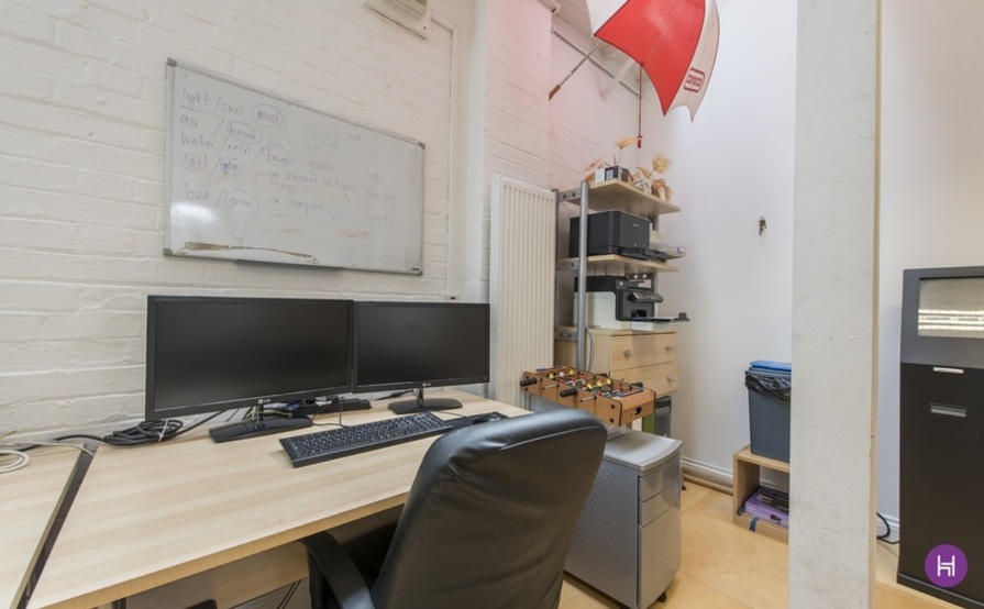 2x STUDIO FIXED DESK STOKE NEWINGTON 2x STUDIO FIXED DESK STOKE NEWINGTON