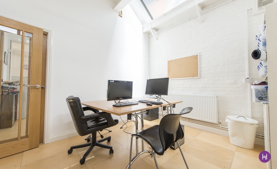 2x STUDIO FIXED DESK STOKE NEWINGTON 2x STUDIO FIXED DESK STOKE NEWINGTON