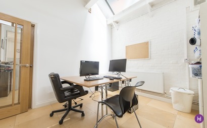 2x STUDIO FIXED DESK STOKE NEWINGTON 2x STUDIO FIXED DESK STOKE NEWINGTON