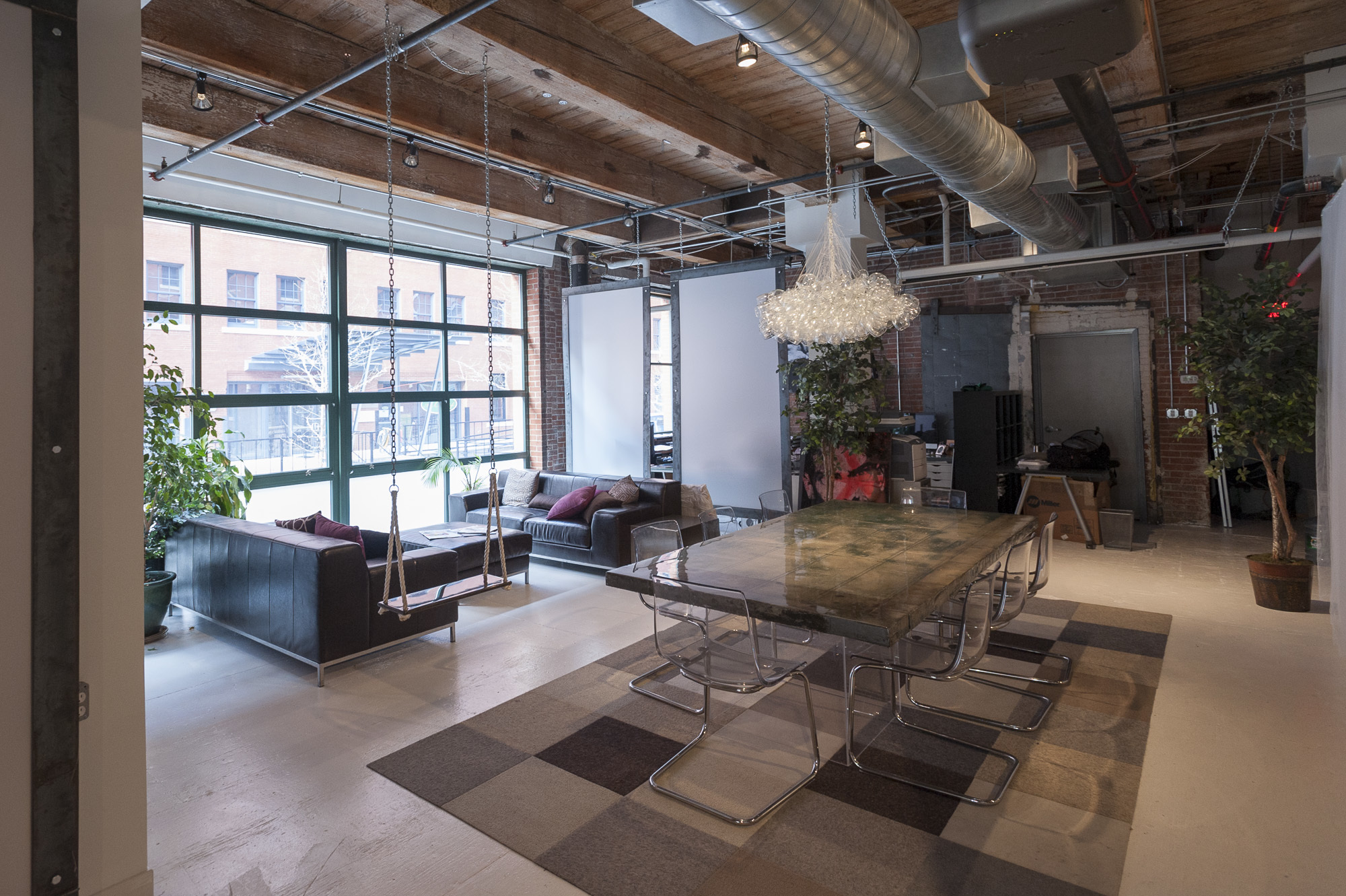 Monthly desk rental space Monthly desk rental space