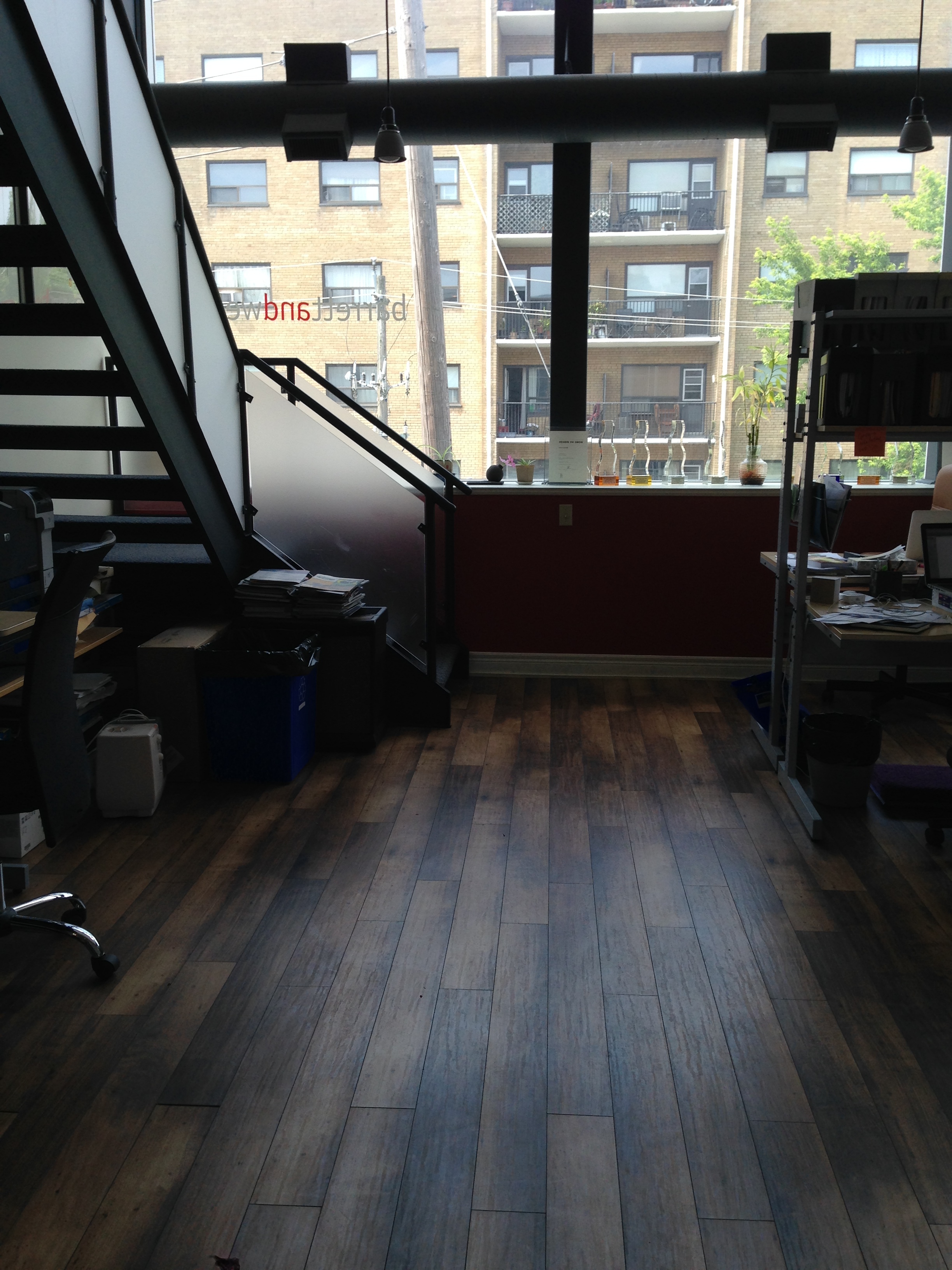 Dedicated desks. Shared office space. Big windows. Open concept. Decks with a view of the lake. Dedicated desks. Shared office space. Big windows. Open concept. Decks with a view of the lake.