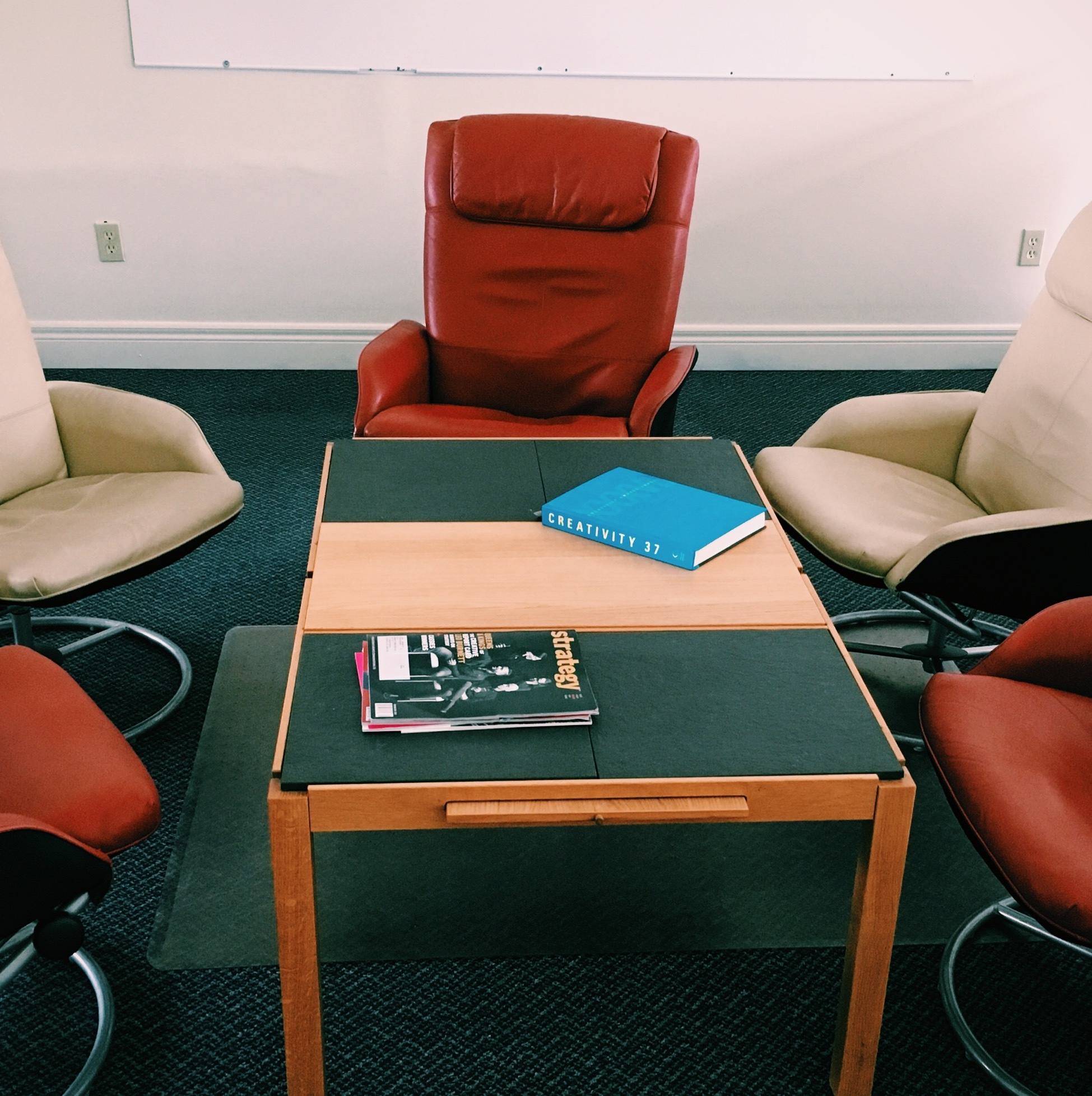 Dedicated desks. Shared office space. Big windows. Open concept. Decks with a view of the lake. Dedicated desks. Shared office space. Big windows. Open concept. Decks with a view of the lake.