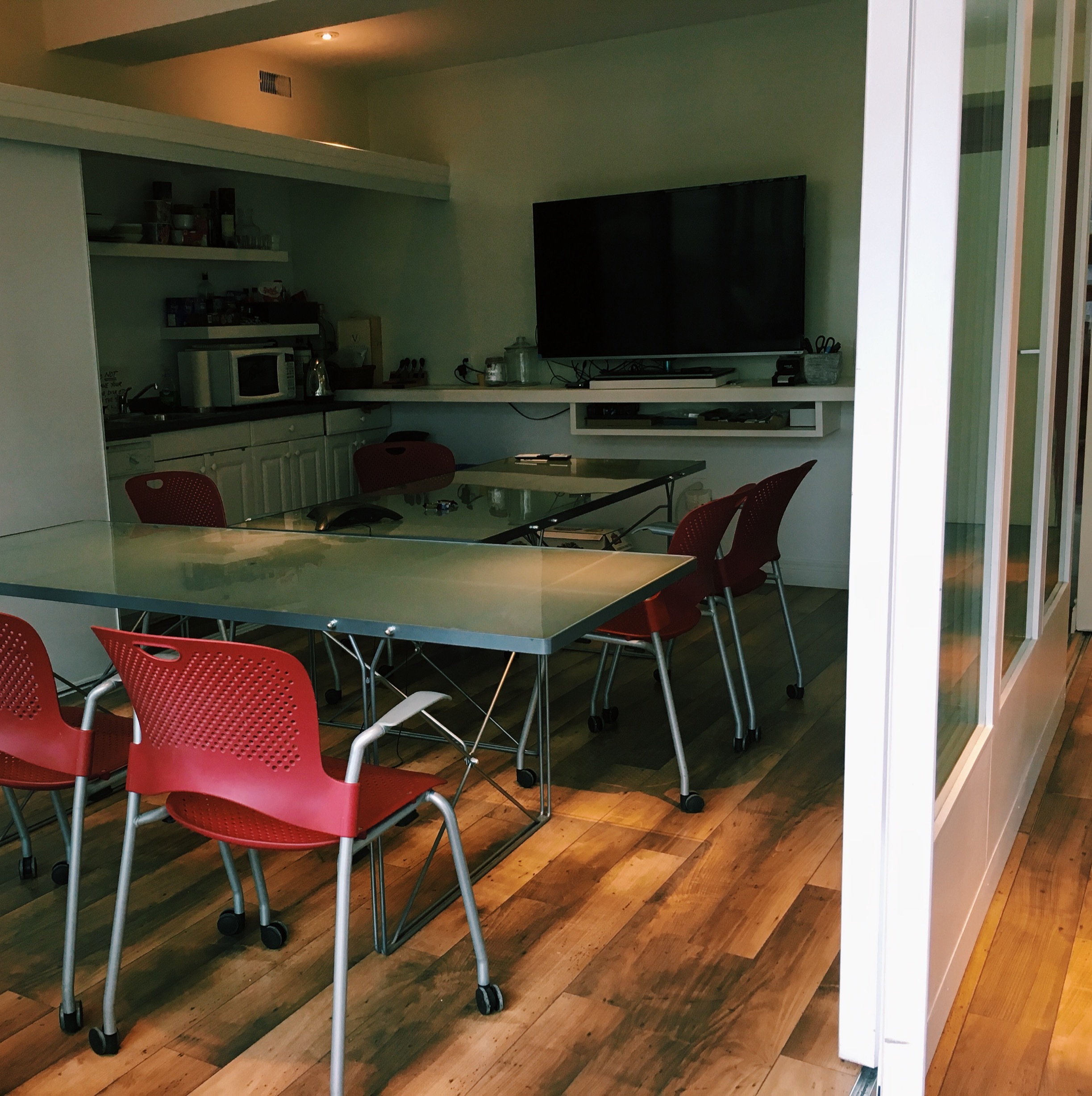 Dedicated desks. Shared office space. Big windows. Open concept. Decks with a view of the lake. Dedicated desks. Shared office space. Big windows. Open concept. Decks with a view of the lake.