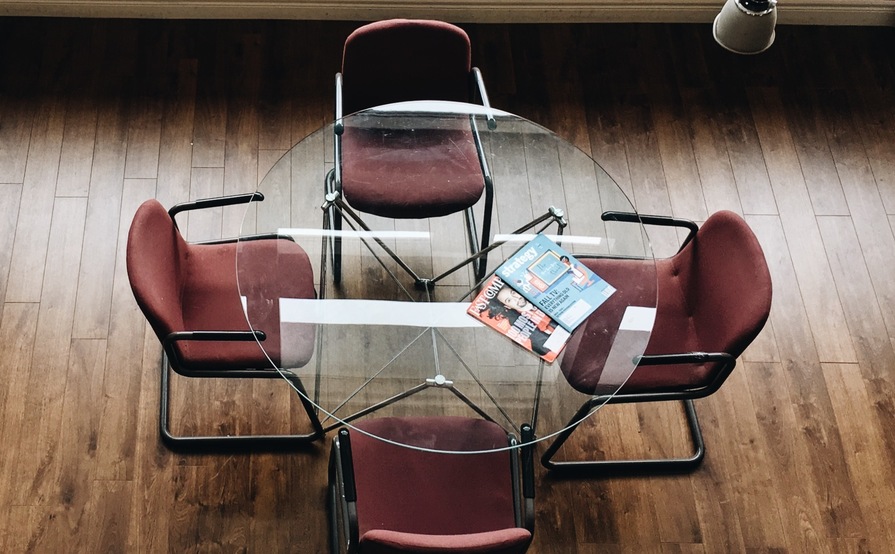 Dedicated desks. Shared office space. Big windows. Open concept. Decks with a view of the lake. Dedicated desks. Shared office space. Big windows. Open concept. Decks with a view of the lake.