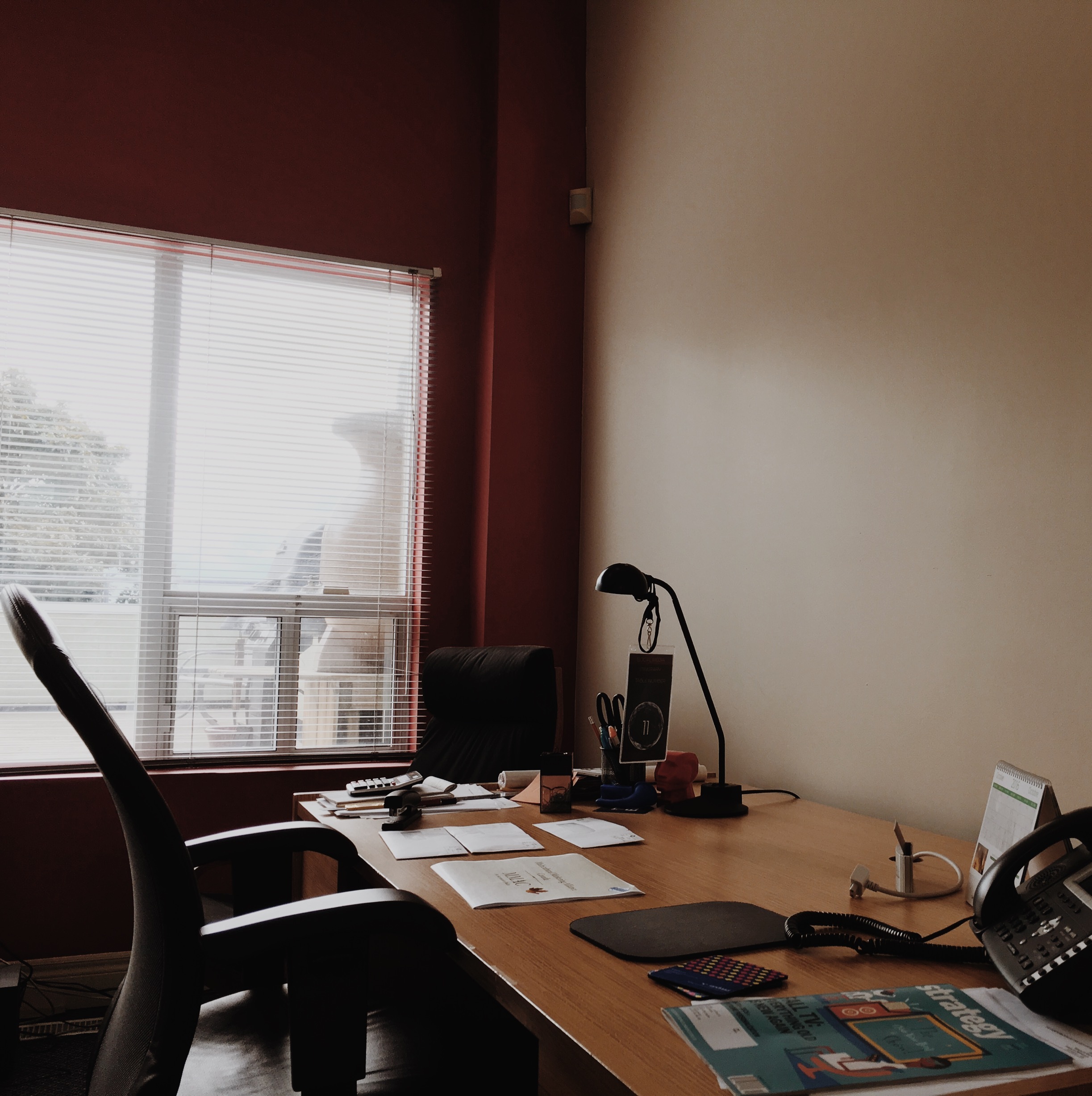 Dedicated desks. Shared office space. Big windows. Open concept. Decks with a view of the lake. Dedicated desks. Shared office space. Big windows. Open concept. Decks with a view of the lake.