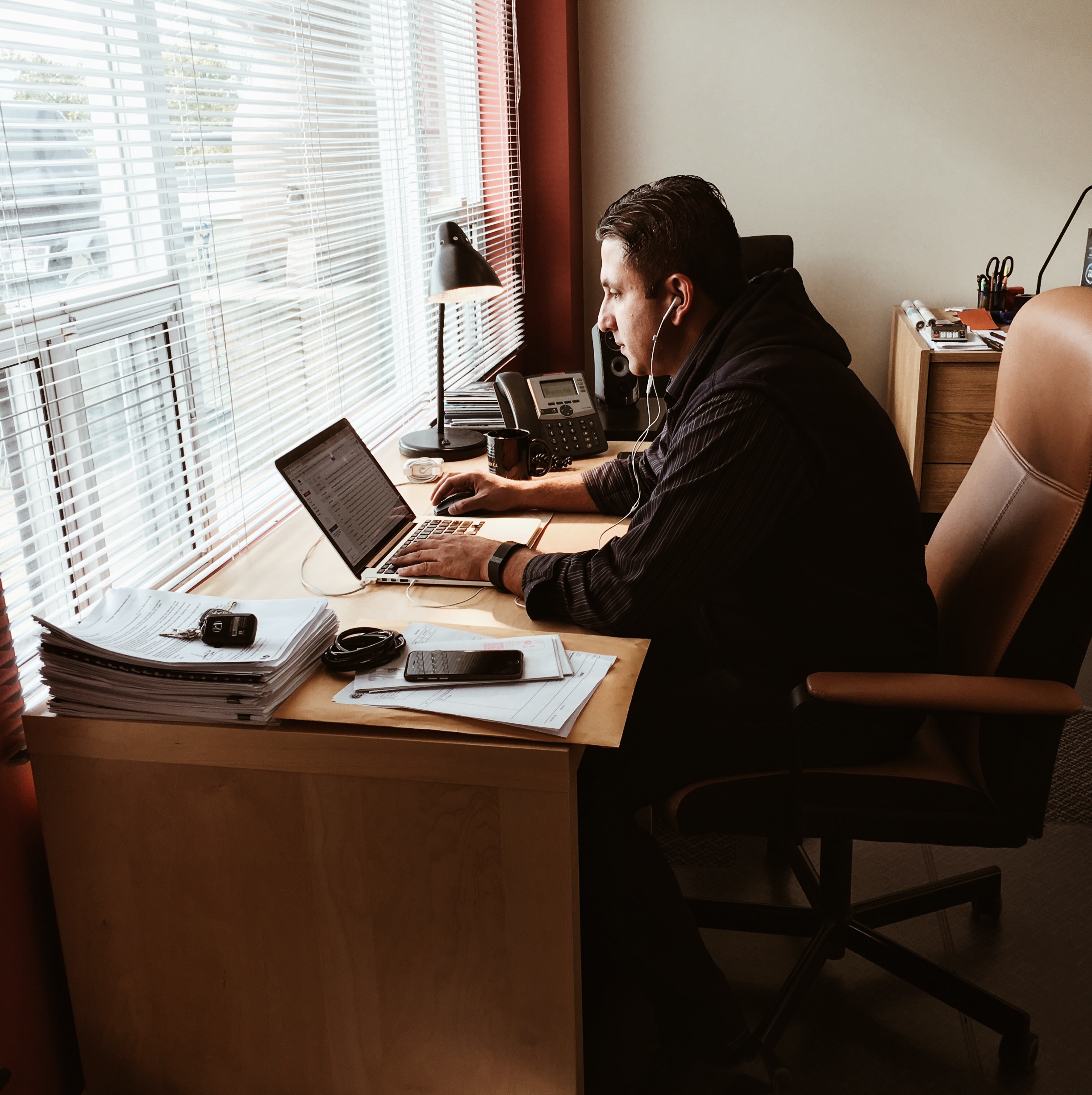 Dedicated desks. Shared office space. Big windows. Open concept. Decks with a view of the lake. Dedicated desks. Shared office space. Big windows. Open concept. Decks with a view of the lake.