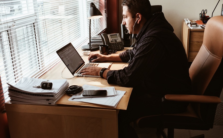 Dedicated desks. Shared office space. Big windows. Open concept. Decks with a view of the lake. Dedicated desks. Shared office space. Big windows. Open concept. Decks with a view of the lake.
