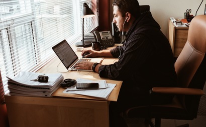 Dedicated desks. Shared office space. Big windows. Open concept. Decks with a view of the lake.