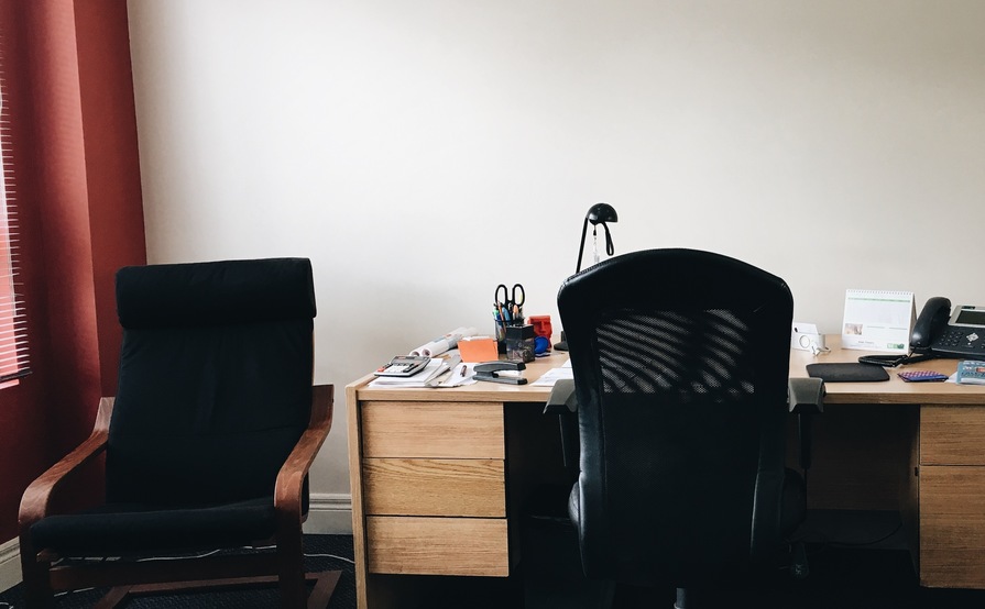 Dedicated desks. Shared office space. Big windows. Open concept. Decks with a view of the lake. Dedicated desks. Shared office space. Big windows. Open concept. Decks with a view of the lake.