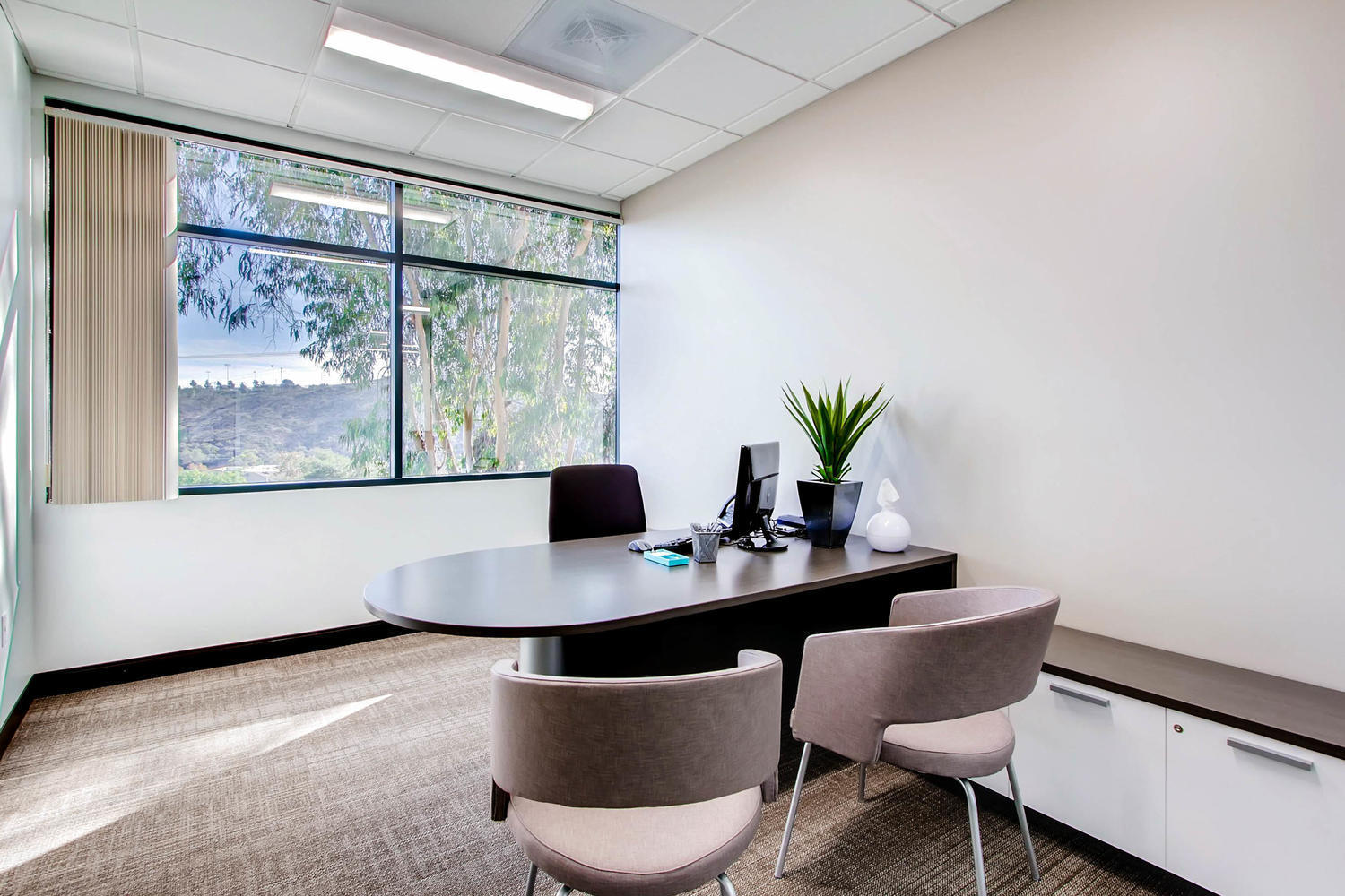 Meeting Room / Day Office (Hang 5) Meeting Room / Day Office (Hang 5)