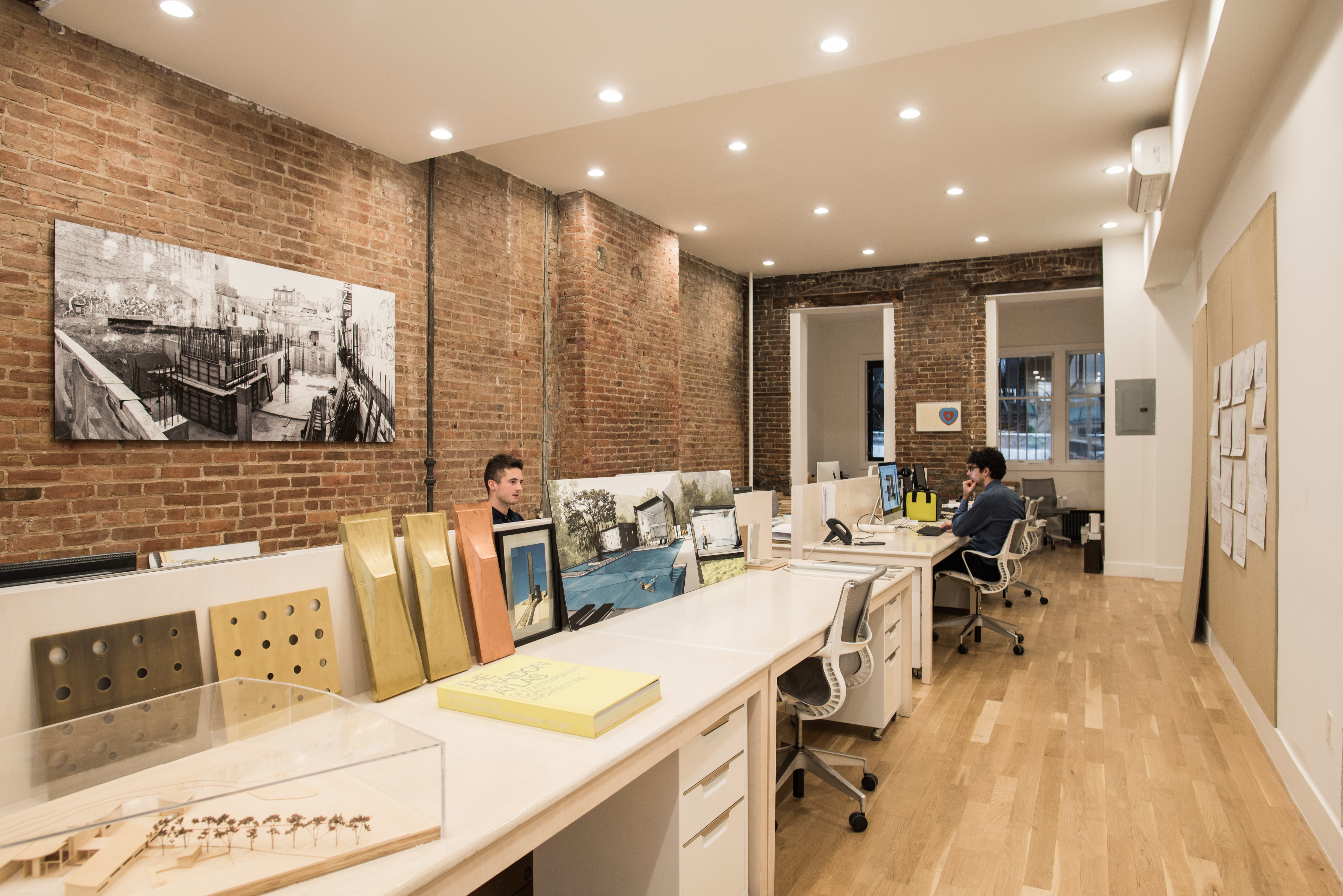 Desks available in Bright Office Desks available in Bright Office