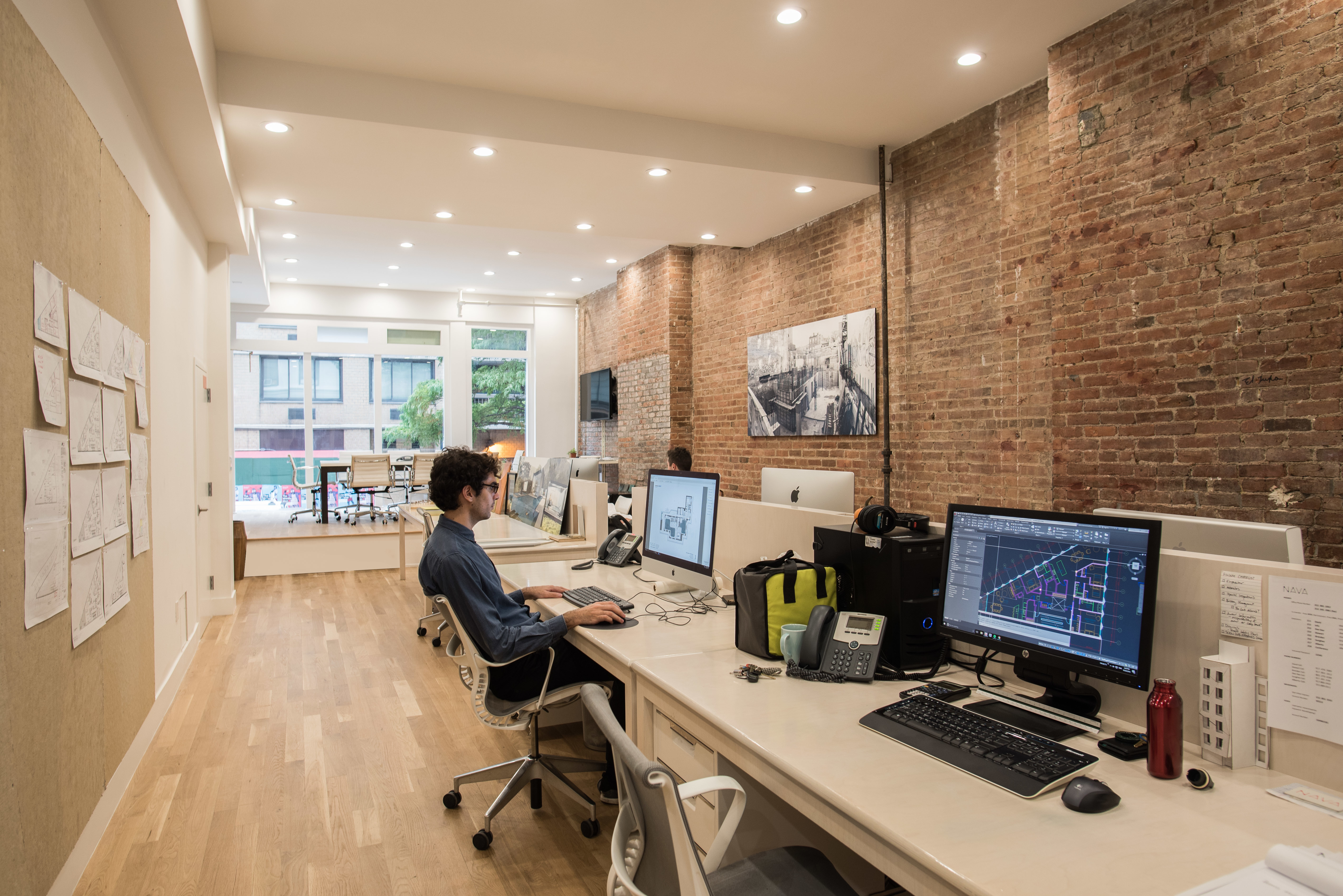 Desks available in Bright Office Desks available in Bright Office