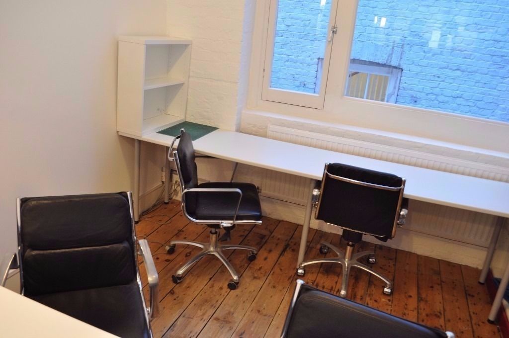 Co-working creative office desk space - Farringdon ( 320/month)