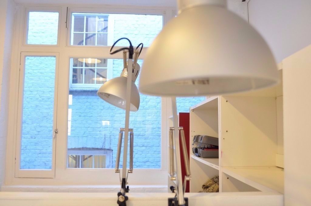 Co-working creative office desk space - Farringdon ( 320/month)