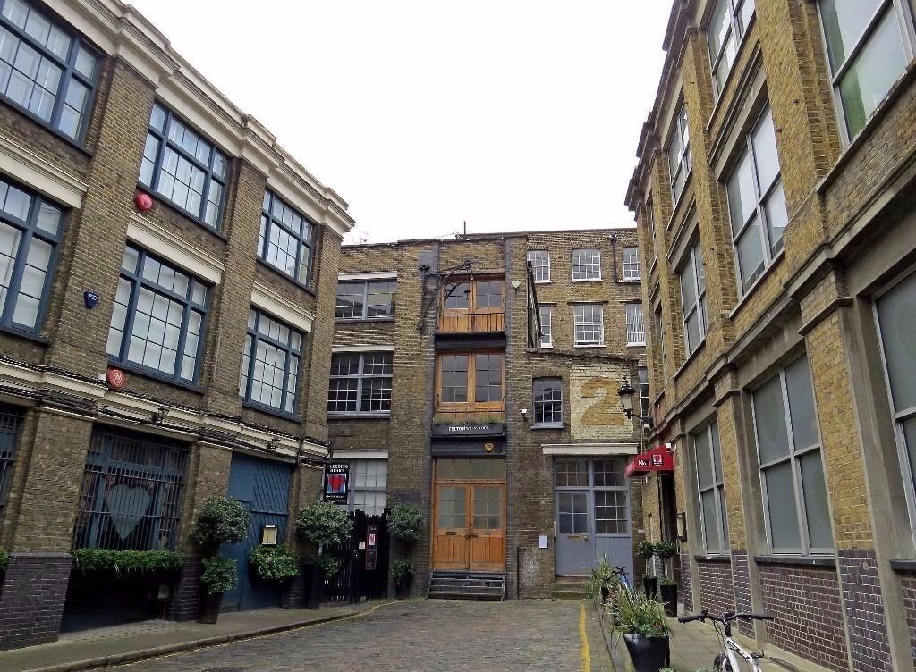 Co-working creative office desk space - Farringdon ( 320/month)