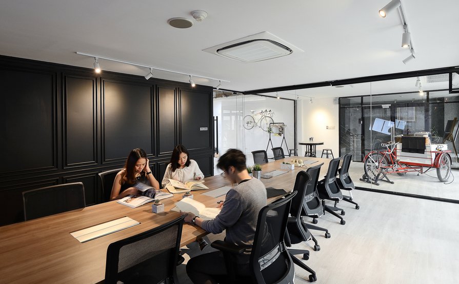 12-pax Meeting Room