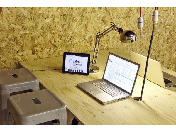 Friendly Studio - 4 desks available 