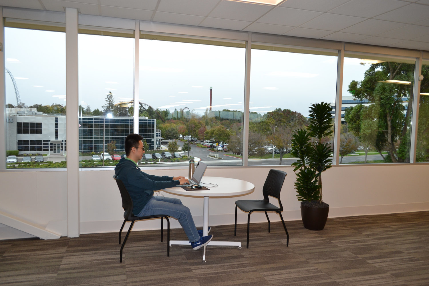 Hot Desk for 1 With Window View Hot Desk for 1 With Window View