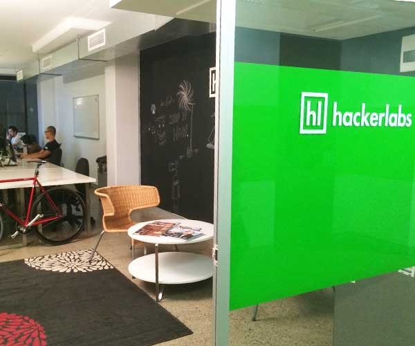 Co-working Desk @Hackerlabs