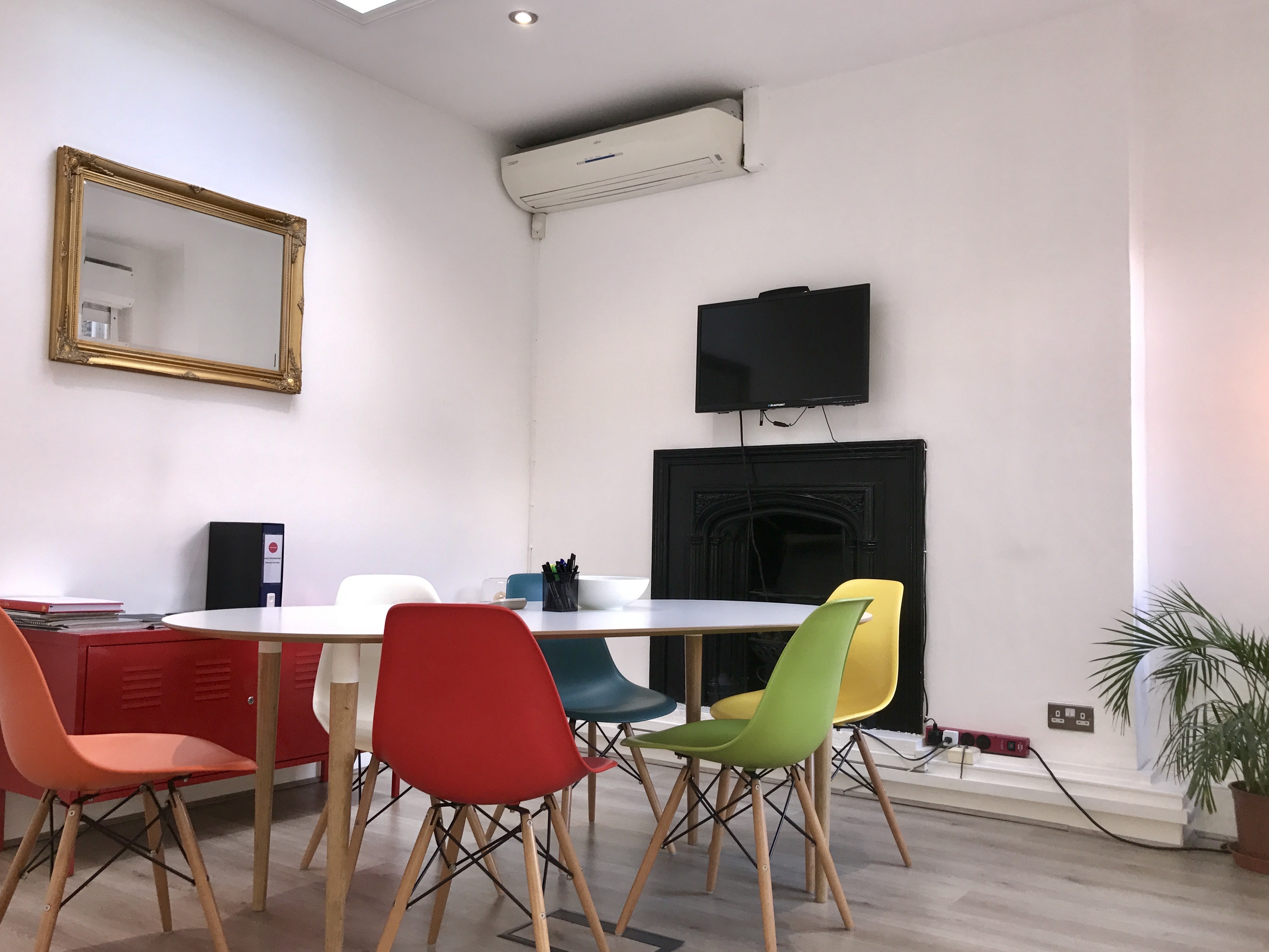 Top Location, MAYFAIR - Desks Space with Elegant Meeting Room Access Top Location, MAYFAIR - Desks Space with Elegant Meeting Room Access