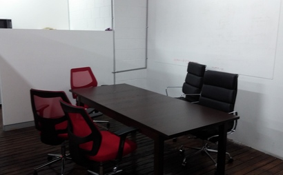 2x Desks avaliable 2x Desks avaliable